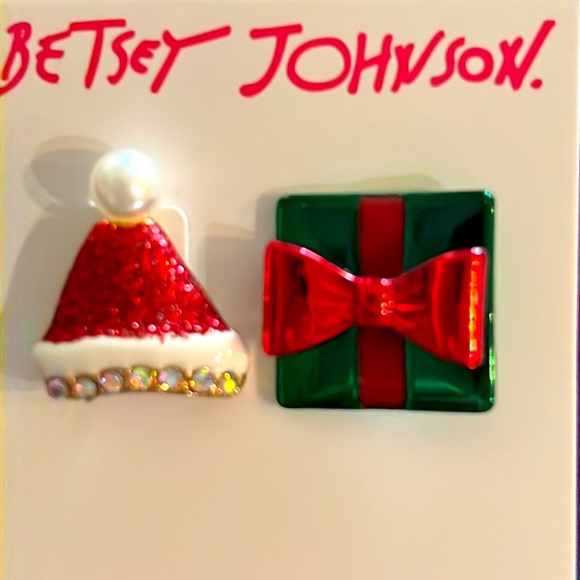 New BETSEY JOHNSON
Santa Hat Mismatched Stud Earrings - Picture 7 of 13